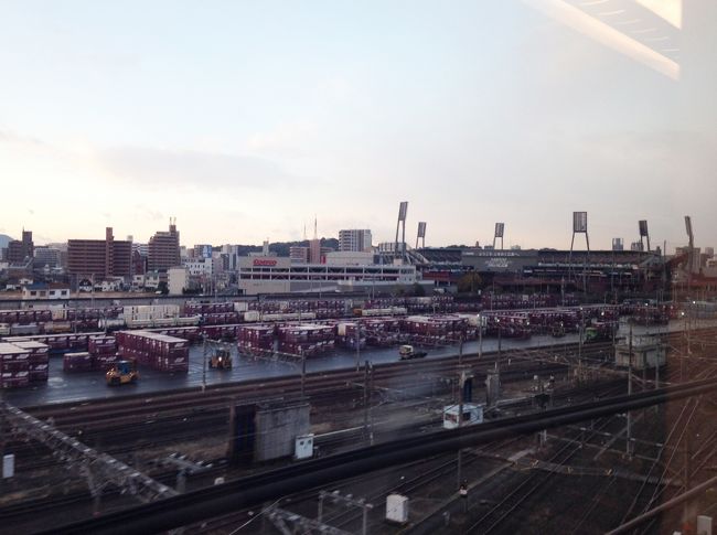 岡山から35分で広島に到着。広島到着前に車窓から見えるMAZDA ZOOM-ZOOMスタジアム。隣はコストコ。<br />