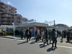 午前中に信長の居城・小牧山城を巡り、名鉄で最寄りの田県神社前駅へ。
普段は住宅地のローカル駅なんでしょうが、この日はものすごい乗降客でした。到着は12時30分過ぎ、日本人より外国人観光客(欧米系)の方が多いくらいです。

◆2014年春、尾張・信長の城を巡る旅
　(2)小牧山城−信長の処女作ともいうべき城づくり　
　　http://4travel.jp/travelogue/10871625