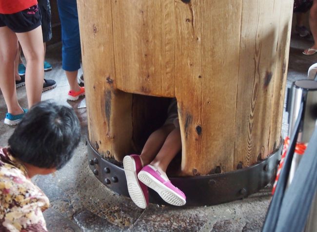 大仏様の鼻の穴くぐりをやってる中国人の団体様＾ｍ＾