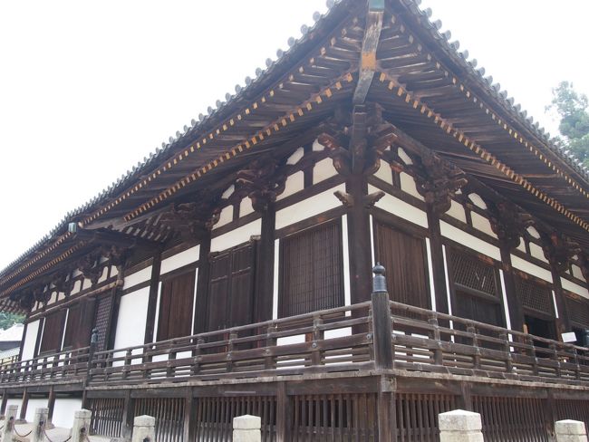 【三月堂】法華堂…東大寺の現存最古の建物<br />ここも入ってみる事ができ、素晴らしい仏像様が安置されてました