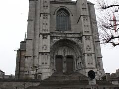聖ウォードリュ参事会教会 Eglise collégiale Ste-Waudru

ブラバント・ゴシック様式。内部の装飾は、16世紀の地元の彫刻家ジャック・デュ・ブルックの作品が数多くあります。