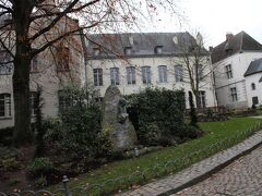 市庁舎の門をくぐって奥に進むと「市長の中庭」