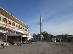 カイマクル地下都市前（真向かいでバスを停めてくれました）
土産物屋に沿って斜め右の方に入り口があります