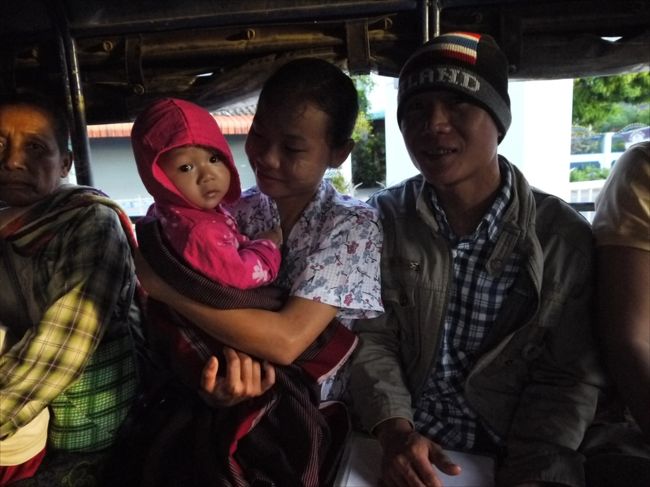 ３０分ほどで客がいっぱいになり出発。国境までは７km、20B。