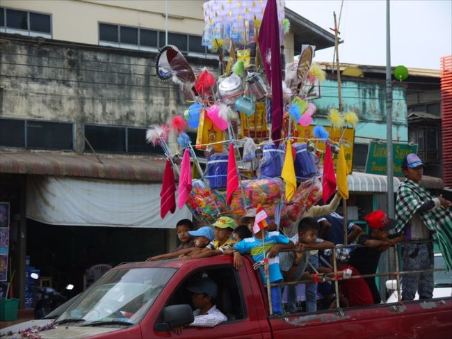 ピックアップは８時に出発。祭りの山車とすれ違いながら郊外の山道へ。