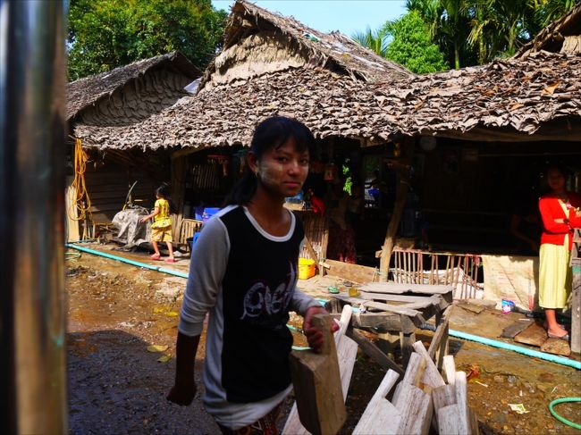 暫くは沿線民家の給水所やらを過ぎて順調に飛ばしていたが、９時すぎに渋滞に捕まりぱたりと動かなくなった。