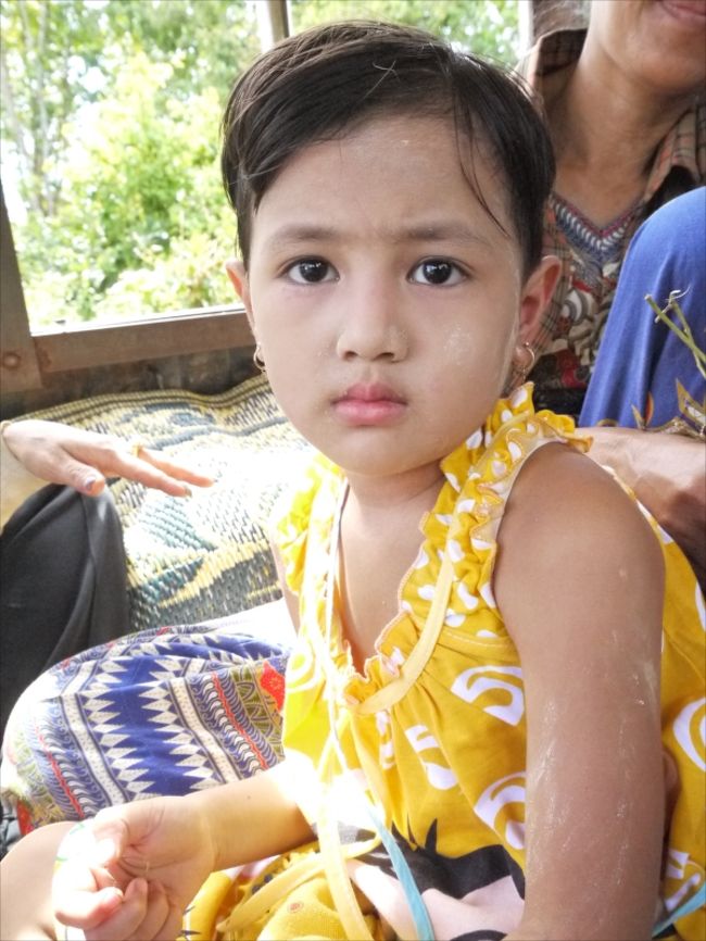 途中から乗ってきた笑わない女の子。「綾瀬はるかの子供の頃」と命名。