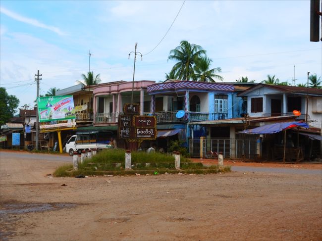 １３時５０分、ピックアップはパアンの手前２０kmの三叉路を南に折れた。