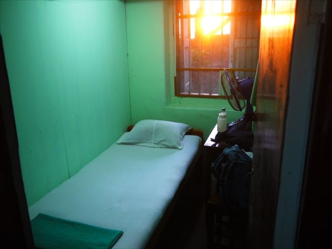 7000チャット（770円）の狭いシングルに落ち着く。タイに比べればだいぶ高いがホテル代高騰のミャンマーとしては上出来だろう。ここはチャットでの支払いしか受けていなかった。共同のホットシャワー室は広くて清潔。WIFIはロビーでよく繋がる。給水器もあった。卓上扇風機が洗濯物の乾燥に便利。