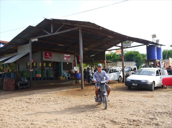 途中のガソリンスタンドで集金。5000チャット札を手渡したら1000チャットのお釣りが戻ってきた。それを見ていたおばさんたちから「お〜」と驚きとも感嘆ともつかぬ声。