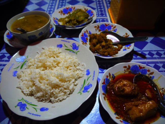 夕食は近くの定食屋で魚カレーだけ注文したら小皿がいっぱい付いてきた。スープが味噌汁っぽくて不思議と口に合った。ヒヨコ豆や野菜のおかずも素朴な味。カレーも魚本体を食べている分にはさほど油っぽくない。全部で1500チャット。<br />