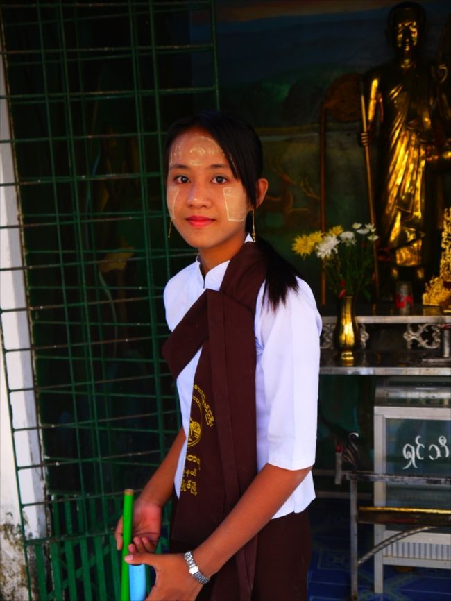 フロアを掃除していた娘さん。この衣装の女性が何人もいた。