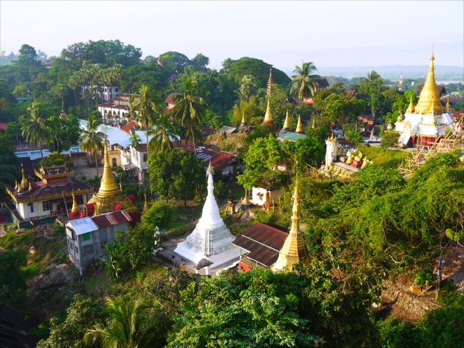 上からの眺め。パガンでなくても仏塔が乱立している。