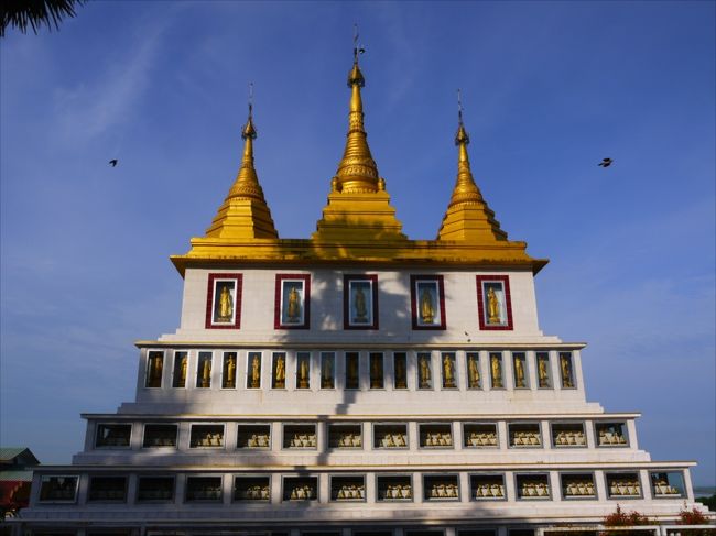 道の途中にもこんな立派な仏塔が。