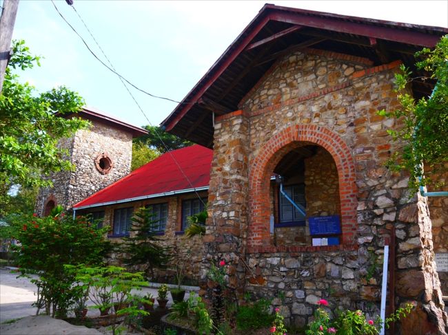 坂を降りきったところにあったモン・バプティスト教会。