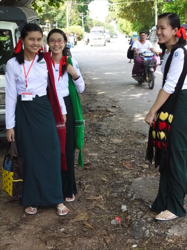 通学してきた女子高生の制服はこんな感じ。校門の前ではっていたら先生から怒られた。ミャンマーの公務員はより威圧的なのだ。
