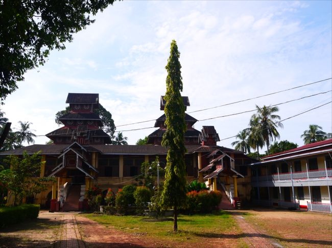面白い櫓の寺院があったが、僧侶の表情から入りにくさを感じて退散。