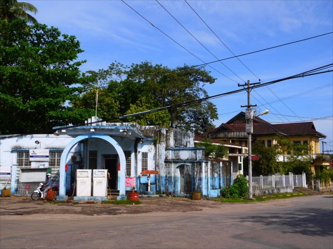 角のガソリンスタンドが渋い。