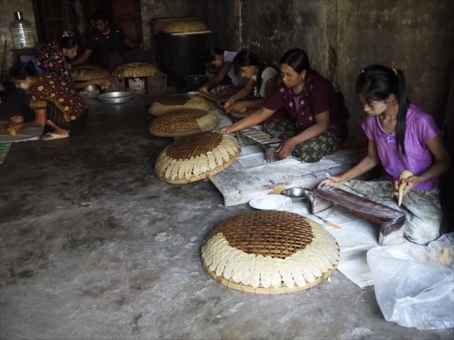 インドの食べ物を作る作業場。