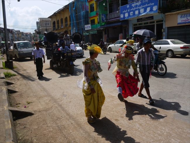チンドン屋風の一行が大音量で通り過ぎる。