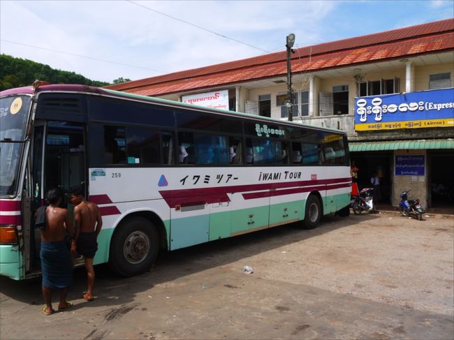 バスは途中でミニゴン・バスターミナルを経由。いたいた！ミャンマー名物の日本語入り中古車。