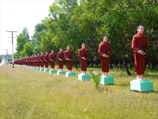 参道の途中にはこれまた５００体もの托鉢する僧侶の像。