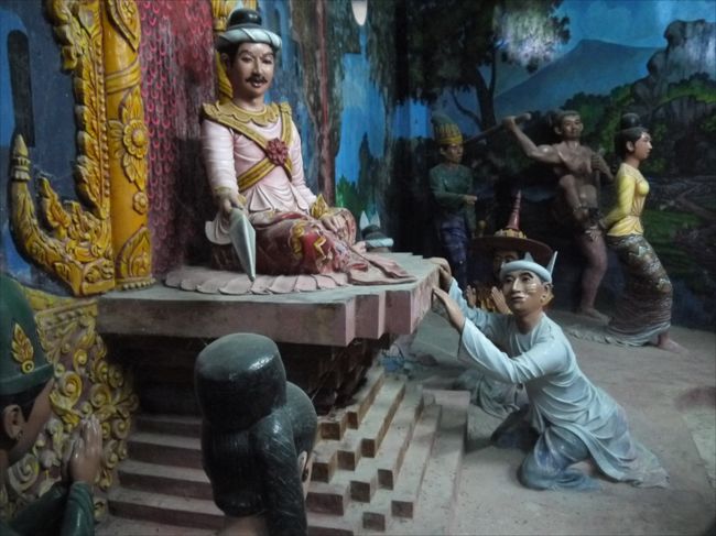 胴体の中は四階建てになっていて、中には戒めるための物語が何場面も人形で語られている。