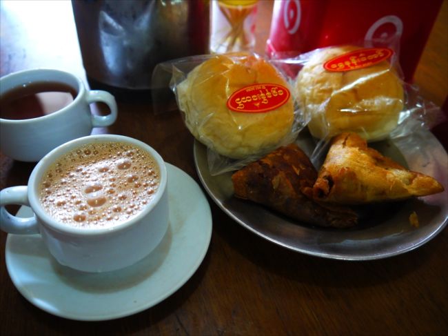 甘いミルクティーとサモサを食べてインド気分。