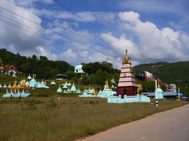 １０分ほど歩いたところで寝仏の巨大な足が、そして頭がジャイアントロボの秘密基地みたいに見えてきた。