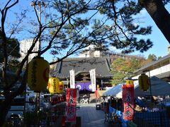 泉岳寺本堂です。
これから始まる、義士祭の準備で露天商が忙しそうでした。
露天が多くて、境内の広さがイマイチ伝わりませんね。
