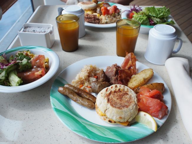 朝食はビュッフェスタイルのレストランでいただきます。<br />初日はあれもこれもとチョイスしましたが旅の後半はサラダとヨーグルトに落ち着きました。