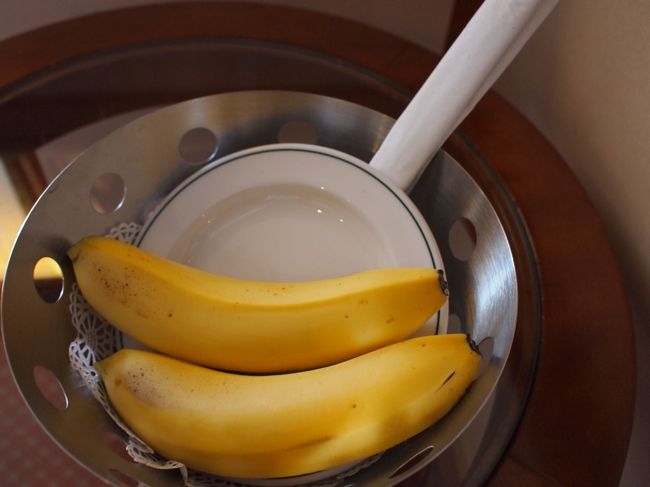 リクエストするとお部屋にフルーツが届きます。<br />お試しでバナナをリクエスト。ちょっとお腹がすいたときに・・・と思ったけど常にお腹いっぱい（笑）