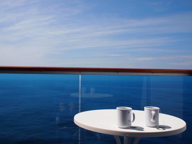 バルコニーキャビンは気軽に大海原を眺められるのが魅力。海を見ながら本を読む。見渡す限り海。サングラス必須。