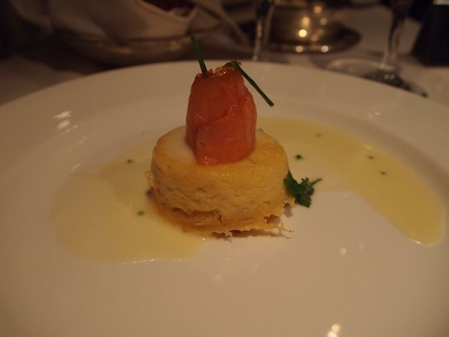 オードリー・ヘプバーンメニューの前菜。「温かいサーモンの燻製」