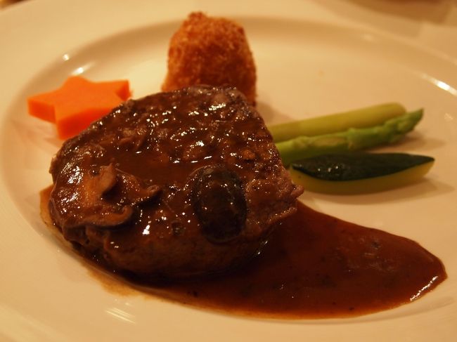 オットはヘプバーンコースのメインを選択。<br />「牛テンダーロイン・フィレ肉　森のキノコのデミグラスソース」