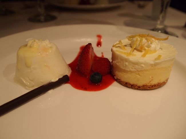 「バニラ・パンナコッタとレモン・チーズケーキ」<br />ヘプバーンメニュー、期待が高かったのか全体的に「普通・・・？」という感想。このクラスの船のメインダイニングってもっと美味しいと思ってた。サービスもイマイチ。日本人を馬鹿にしてるの？って感じの適当なサービス。がっかりでした。（個人的な感想です）<br /><br />ということでメインダイニングでの食事は二日目にして終了。<br />以降は寄港地での夕食か、スペシャリティレストランでの夕食となりました。<br />
