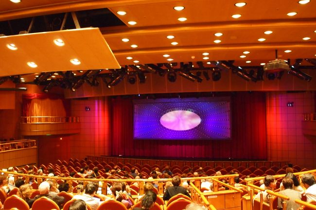 船内にはシアターがあり、夕食後はショーを楽しめます。こちらも無料。