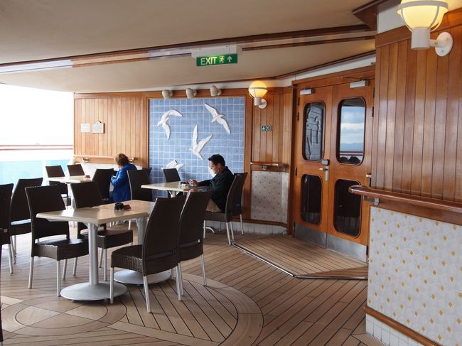 こちらはオープンスペースのバーの喫煙スペース。