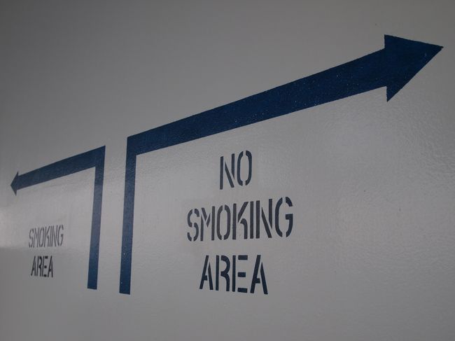 船内は禁煙ですが後方デッキに喫煙スペースあり。灰皿がある場所が喫煙可能な場所です。