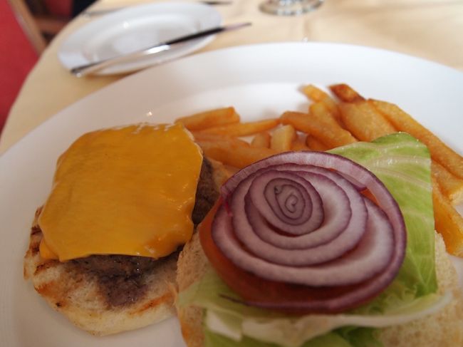 終日航海日はメインダイニングでもランチがいただけます。<br />チーズバーガー。（パブランチとは別の日です。）