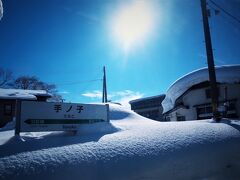 車窓にて。結構雪が積もっています。