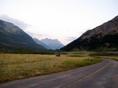 ウォータートン国立公園（Waterton Lakes National Park）のキャッチフレーズは、“山々が大平原に出会うところ （Where the Mountains Meet the Prairie）” ですが、本当にその通りですね。