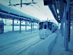 横手に到着。


この雪半端ないだろ...！こんなホーム見たことない！