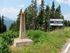 この石柱が国境で、向こう側がカナダです。