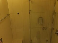 ようやくB25あたりのラウンジに入り、シャワーの予約。トイレを済ますと、すぐに案内してもらった。