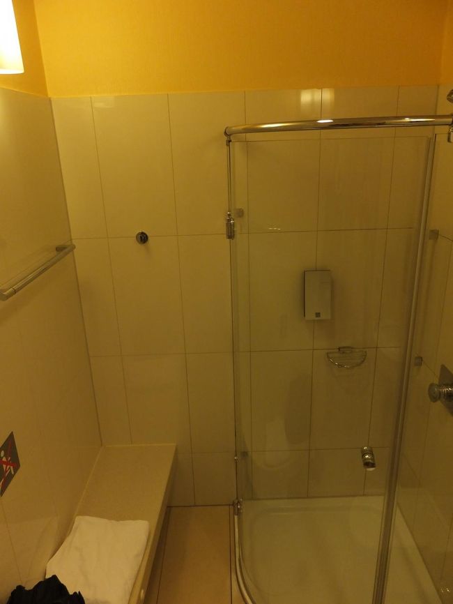 ようやくB25あたりのラウンジに入り、シャワーの予約。トイレを済ますと、すぐに案内してもらった。