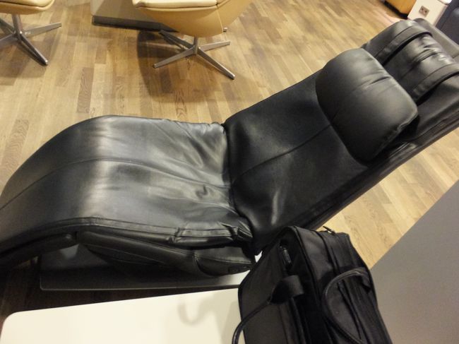 パナソニックのゆらゆらする椅子でウトウトするが、このまま眠ってしまってはいけないため、再びC14ゲートまで長い道のりを歩いて移動。