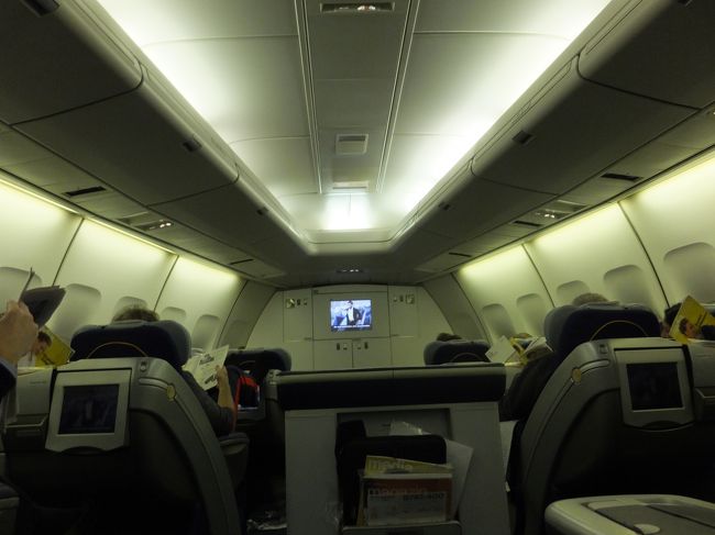 この機体はアッパーデッキはファーストクラスのみなので、<br />先頭の真ん中にある1席だけ独立している4Dを選択した。<br />機内はやや寒かった。ウエルカムシャンパンをいただいたが、これがまずかった…(味はうまかったが…)<br />あと、うわさには聞いていたが、スリッパがなかったので、持参していたスリッパに履き替えた。日本線はルフトハンザでもありましたけど・・・