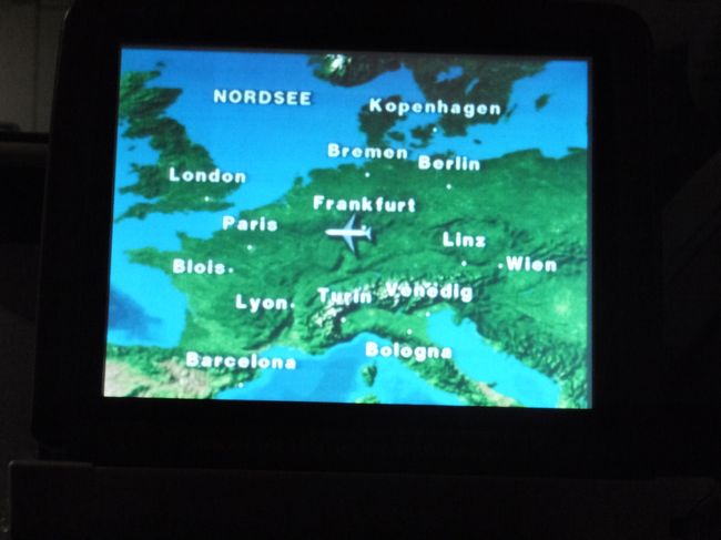 22:30 離陸<br />離陸して間も無く、トイレに行きたくなり、かなり焦る。おまけに結構揺れて膀胱を刺激する…<br />シャンパンやめておけば良かった…