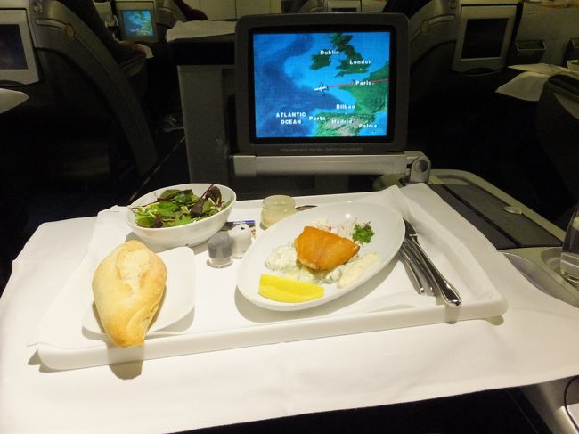 大西洋上空に入り、夕食が始まる。前菜はサーモンを選択。